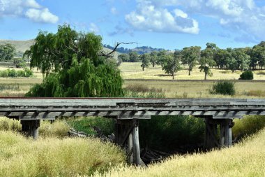 Avustralya 'da Cowra yakınlarında eski bir demiryolu köprüsü.