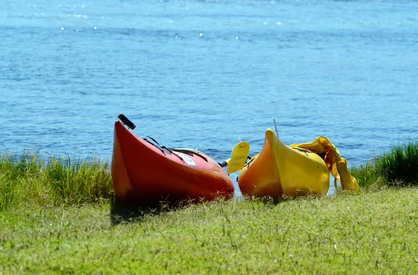 Nehir kenarındaki kanolar