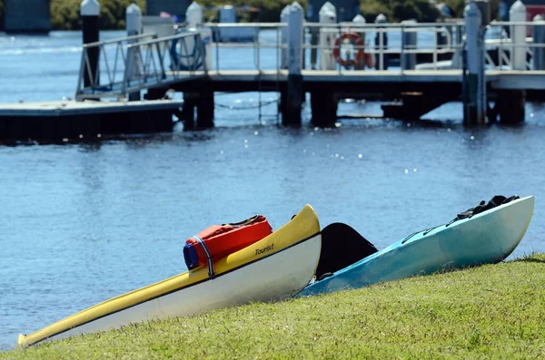 Kayaks Sur Rive Rivière — Photo