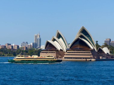 Avustralya 'daki Sydney Opera Binası' nın yanından bir feribot geçiyor.