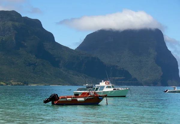 Avustralya 'daki Lord Howe Adası' nda bir göl manzarası.