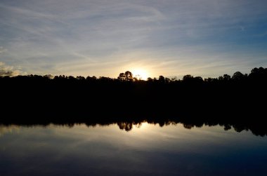 Avustralya 'nın Mavi Dağları' ndaki Wentworth Falls Gölü 'nde alacakaranlık.