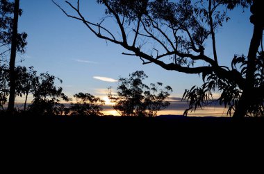 Günbatımında, Avustralya, Sydney 'nin batısındaki Mavi Dağlar' da Warrimoo Gözcüsü.