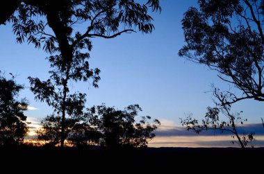 Günbatımında, Avustralya, Sydney 'nin batısındaki Mavi Dağlar' da Warrimoo Gözcüsü.