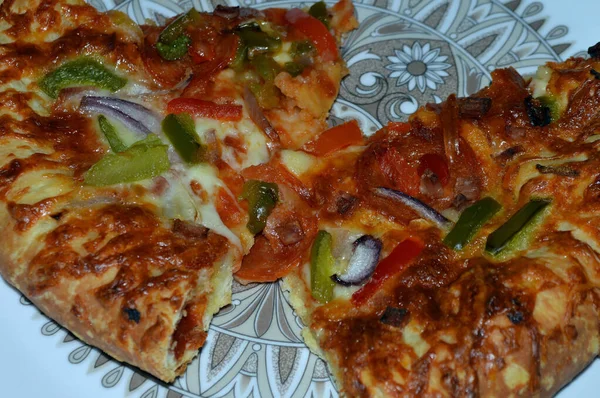 Pizza Auf Einem Gemusterten Teller — Stockfoto