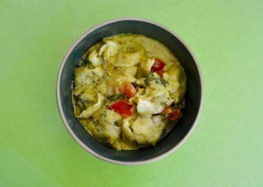 Kâsede kremalı haşere soslu ıspanaklı ravioli. Üst görünüm