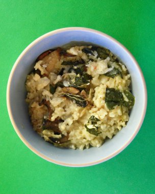 Masadaki kasede mantarlı risotto..