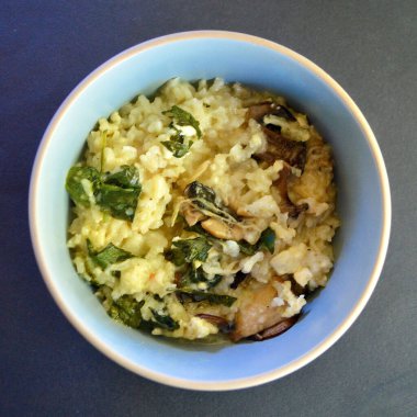 Masadaki kasede mantarlı risotto..