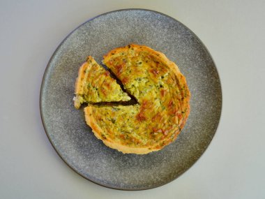 Tabakta ıspanak ve peynirli kiş.. 