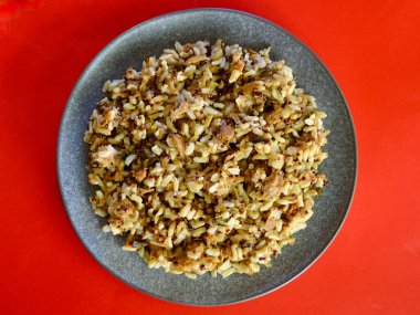 Lahanalı ton balığı ve tabakta pilav..