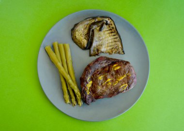 Biftek, ızgara patlıcan ve kuşkonmazlı biftek. .