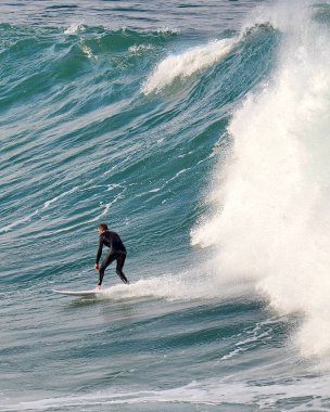 Sydney, Avustralya. Temmuz 2018. Sydney Avustralya 'da iş başında bir sörfçü.