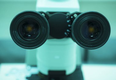 Laboratuvar, kimyasal biyolojik örnekler için mikroskop. Tıbbi ekipman. Göz merceklerine yakın çekim.