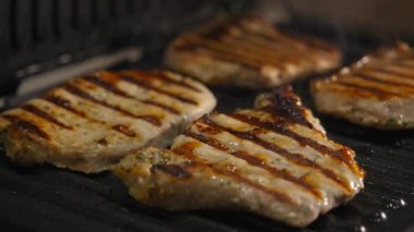 Elektrikli ızgarada ızgara domuz eti yakın, ızgara kapağını kapatın..