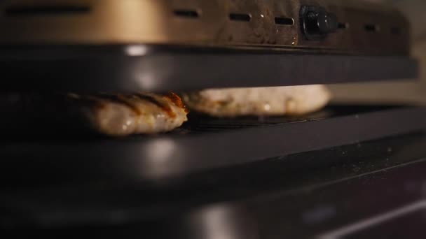 肉品在电烤炉的两个表面之间烧烤 这是特写 — 图库视频影像