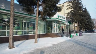 Blagoveshchensk, Rusya - 27 Ocak 2021. İnsanların kışın girip çıktığı Sberbank ofisi. Büyük logo.