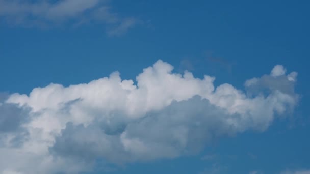 Μεγάλα Άσπρα Πυκνά Σύννεφα Ενάντια Έναν Γαλάζιο Ουρανό — Αρχείο Βίντεο