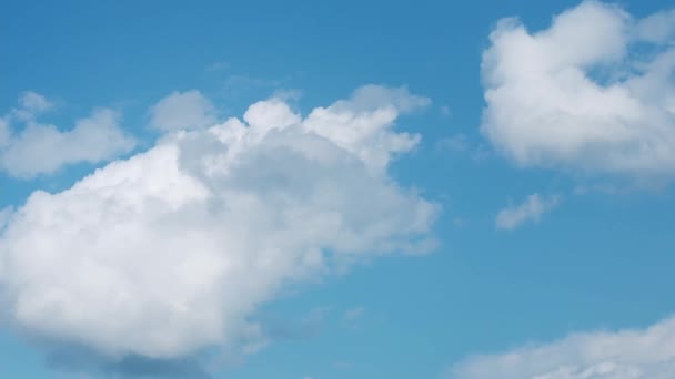 Grandes Nubes Cúmulos Blancos Contra Cielo Azul — Vídeos de Stock