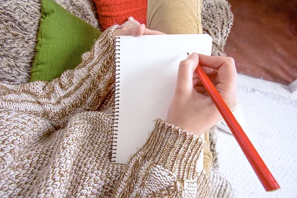 Nuori nainen valmistautuu kirjoittamaan kirjeen Joulupukille. tyhjä sivu — kuvapankkivalokuva