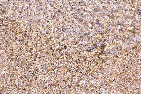 Żwirowa piasek plaża i woda fala — Zdjęcie stockowe