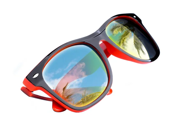 Okulary z tropikalnej plaży i niebo odbicie — Zdjęcie stockowe