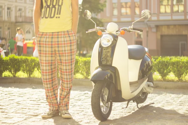 Retro scooter. Vintage yaz arka planda yumuşak odak