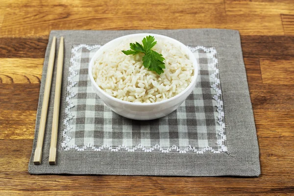 Assiette de riz servie sur table en bois — Photo