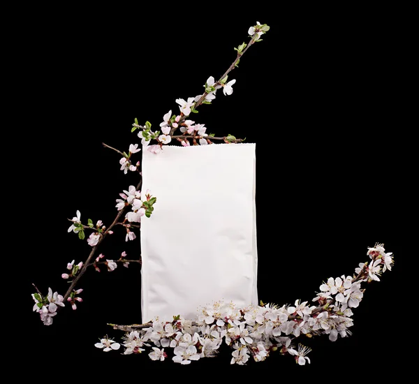 fond frais. paquet blanc décoré de fleurs de cerisier est