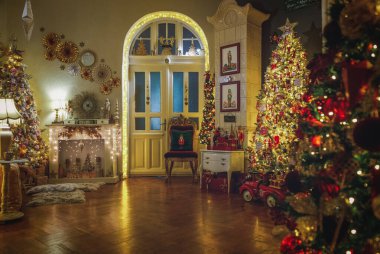 Noel dekorasyonu, dekorasyon ve dekorasyon. Noel ruhu ve pek çok detay içeren ev dekoru, arka planda zengin bir bokeh ile sıcak ve nazik bir ışık altında..