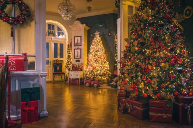 Noel dekorasyonu, dekorasyon ve dekorasyon. Noel ruhu ve pek çok detay içeren ev dekoru, arka planda zengin bir bokeh ile sıcak ve nazik bir ışık altında..