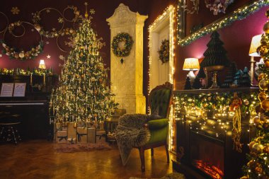 Noel dekorasyonu, dekorasyon ve dekorasyon. Noel ruhu ve pek çok detay içeren ev dekoru, arka planda zengin bir bokeh ile sıcak ve nazik bir ışık altında..