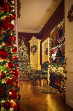 Noel dekorasyonu, dekorasyon ve dekorasyon. Noel ruhu ve pek çok detay içeren ev dekoru, arka planda zengin bir bokeh ile sıcak ve nazik bir ışık altında..