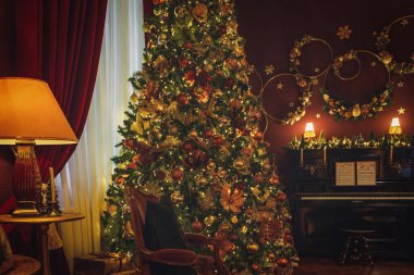 Noel dekorasyonu, dekorasyon ve dekorasyon. Noel ruhu ve pek çok detay içeren ev dekoru, arka planda zengin bir bokeh ile sıcak ve nazik bir ışık altında..