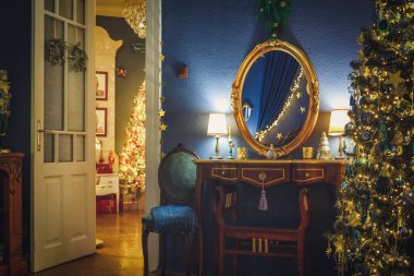 Noel dekorasyonu, dekorasyon ve dekorasyon. Noel ruhu ve pek çok detay içeren ev dekoru, arka planda zengin bir bokeh ile sıcak ve nazik bir ışık altında..