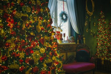Noel dekorasyonu, dekorasyon ve dekorasyon. Noel ruhu ve pek çok detay içeren ev dekoru, arka planda zengin bir bokeh ile sıcak ve nazik bir ışık altında..