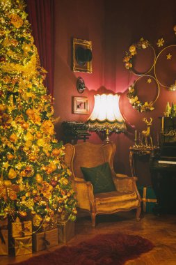 Noel dekorasyonu, dekorasyon ve dekorasyon. Noel ruhu ve pek çok detay içeren ev dekoru, arka planda zengin bir bokeh ile sıcak ve nazik bir ışık altında..