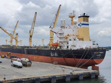 Onne, Nijerya - 19 Ağustos 2020 'de Onne, Nijerya' da limanda bir havayolu şirketi.