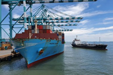 Tanjung Pelepas, Tayvan - 19 Eylül 2020 'de Tayvan' ın Tanjung Pelepas kentinde bulunan konteyner gemisi.