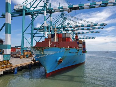 Tanjung Pelepas, Tayvan - 19 Eylül 2020 'de Tayvan' ın Tanjung Pelepas kentinde bulunan konteyner gemisi.