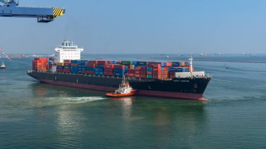 Jakarta, Endonezya - 14 Ağustos - Jakarta limanındaki konteynır gemisi.