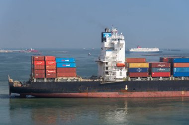 Jakarta, Endonezya - 14 Ağustos - Jakarta limanındaki konteynır gemisi.