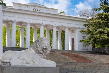 Sivastopol, Kırım - 9 Mayıs 2020 'de Sivastopol, Kırım' daki kont rıhtımında Archway ve aslan heykeli.
