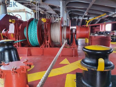 Geminin ön tarafında bir vinç var.