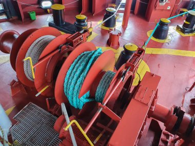 Geminin ön tarafında bir vinç var.