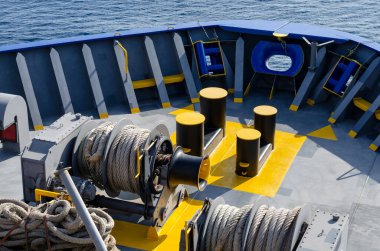 Geminin ön kıyısındaki demirleme istasyonu.