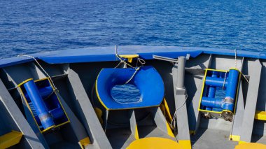 Denize giden geminin ön güvertesi