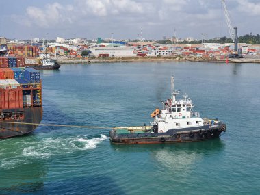 Cotonou, Benin - 01 Aralık 2020 tarihinde Cotonou, Benin limanında römorkör.