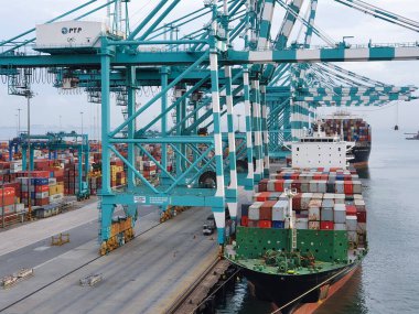 Tanjung Pelepas, Malezya - 08 Ocak - Tanjung Pelepas terminalindeki konteynır gemisi.