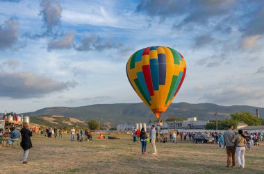 Balaklava, Kırım - 30 Eylül: Balon yıldönümü festivali Şarapları 'nda 30 Eylül 2017 tarihinde Balaklava, Kırım' da gökyüzünün arka planına karşı.