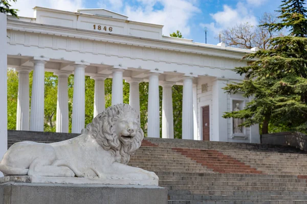 Sivastopol, Kırım - 9 Mayıs 2020 'de Sivastopol, Kırım' daki kont rıhtımında Archway ve aslan heykeli.